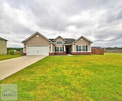 452 Huntington Dr in Ludowici, GA - Building Photo