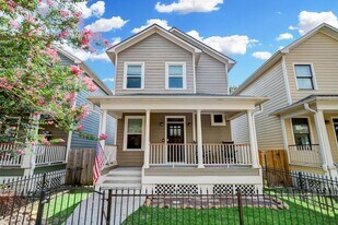 1025 W 15th 1/2 St in Houston, TX - Building Photo