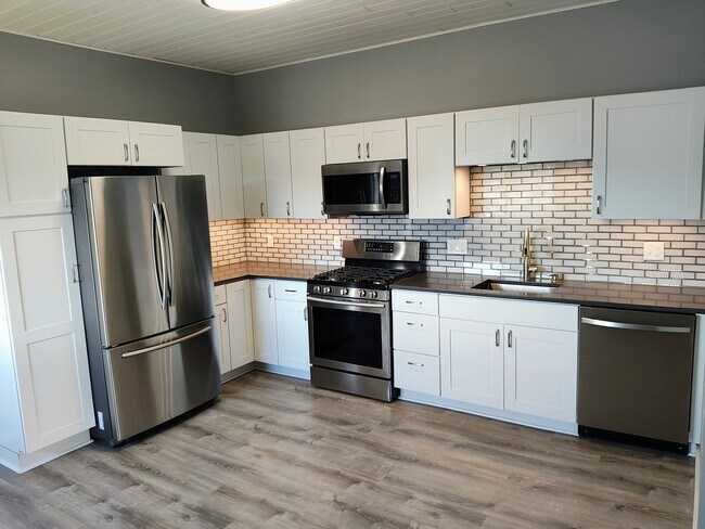 615 S Main St, Unit Suite C in Fountain City, WI - Building Photo - Building Photo
