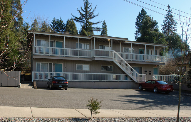 565 NE Casper St in Roseburg, OR - Building Photo - Building Photo