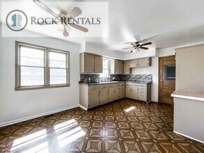 1117 E 17th Ave in Hutchinson, KS - Foto de edificio - Building Photo