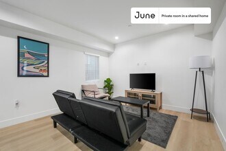 Private bedroom in 3 bed/2 bath Home in Los Angeles, CA - Building Photo - Building Photo