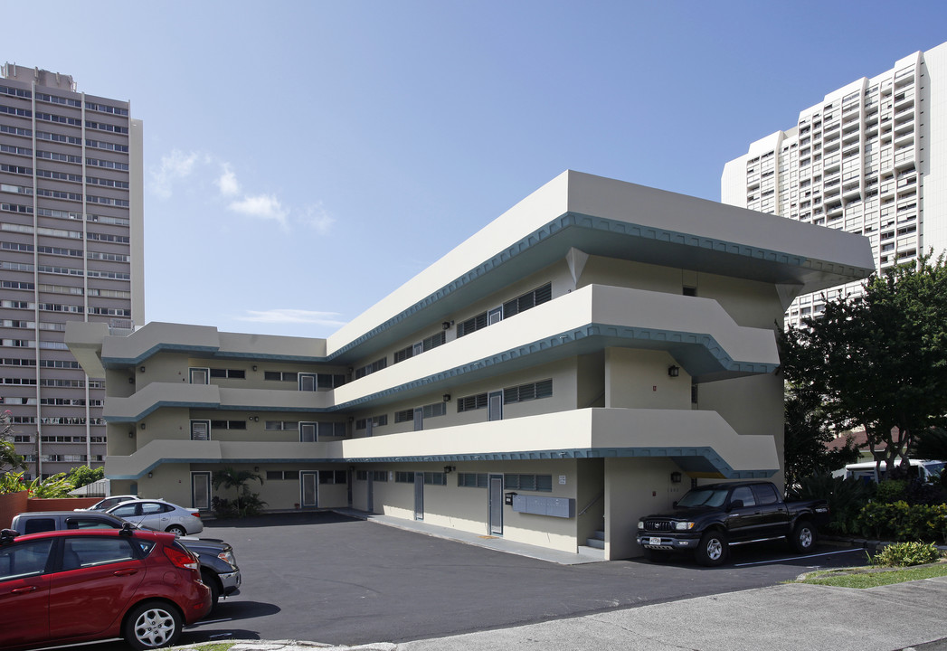 Maikiki Court in Honolulu, HI - Building Photo