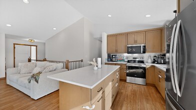 2412 Hadley Hills Dr NE in Rochester, MN - Building Photo - Building Photo