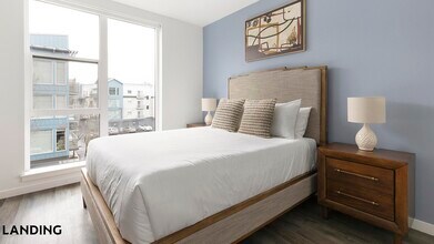 1055 N Anchor Way in Portland, OR - Building Photo - Building Photo