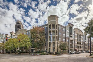 390 17th St in Atlanta, GA - Building Photo