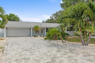 10001 S Yacht Club Dr in Treasure Island, FL - Building Photo - Building Photo