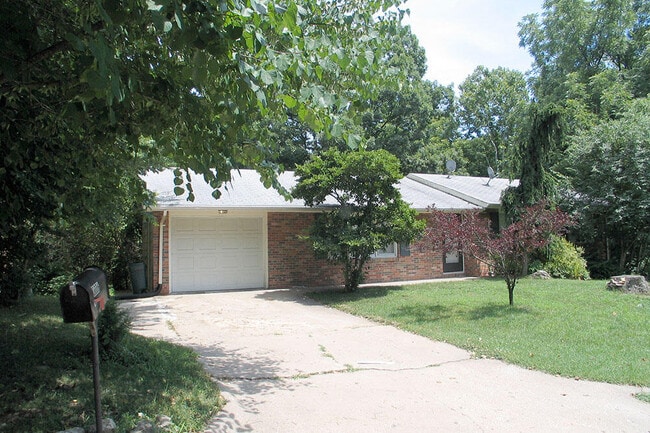 property at 3006 Lynnwood Dr