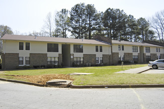 Oak Forest Apartments in Scottdale, GA - Building Photo - Building Photo