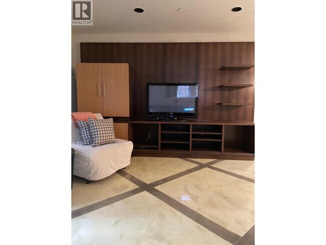 7589 Curtis St in Burnaby, BC - Building Photo - Building Photo