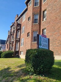 1047 Beech Ave in Cincinnati, OH - Foto de edificio - Building Photo