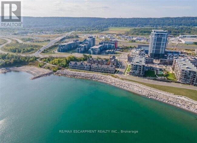 15 Pierre Trudeau Ln in Grimsby, ON - Building Photo - Building Photo