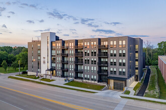 Honey Creek Place in Milwaukee, WI - Foto de edificio - Building Photo