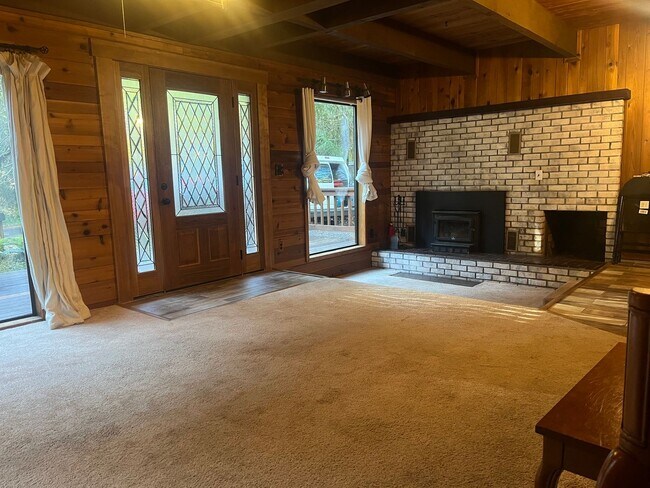 72659 E Village Loop Rd in Rhododendron, OR - Building Photo - Building Photo