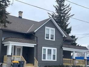 2401 Washington St, Unit Upper in Manitowoc, WI - Foto de edificio - Building Photo