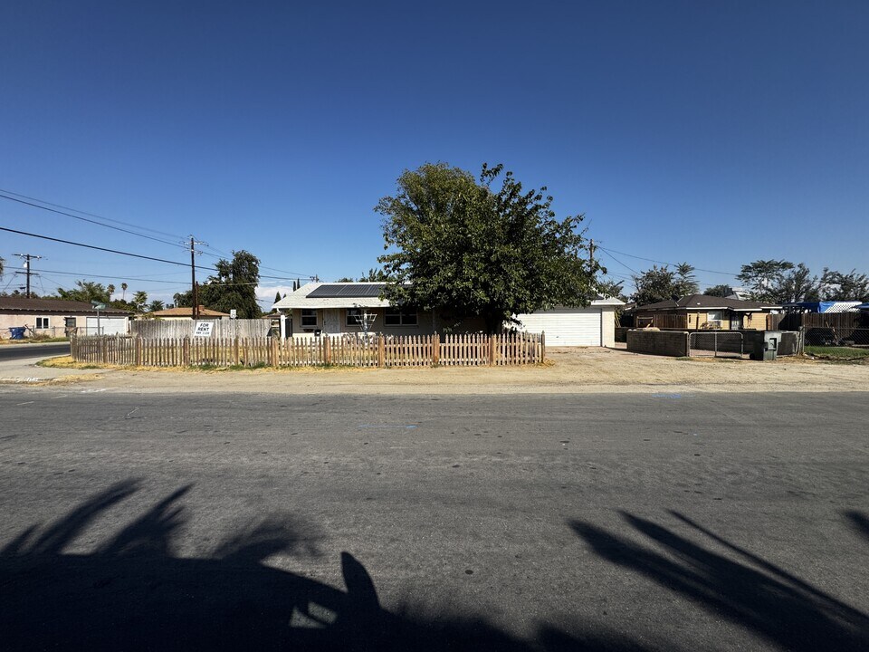 100 Hickerson Dr in Bakersfield, CA - Building Photo
