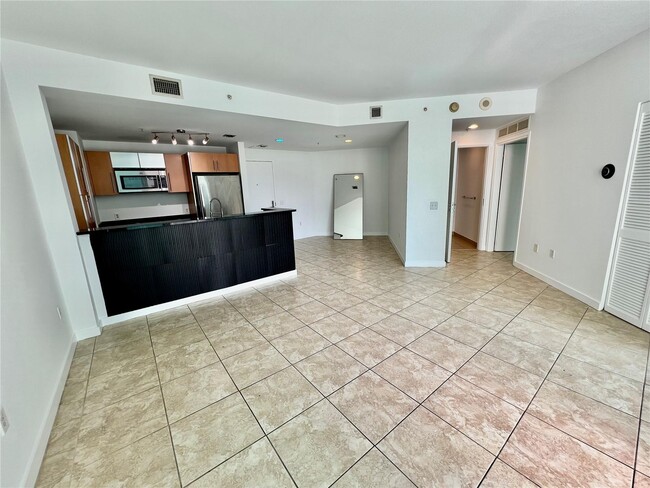 300 S Biscayne Blvd, Unit 1405 in Miami, FL - Building Photo - Building Photo