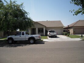 915 W Packwood Ct in Visalia, CA - Building Photo