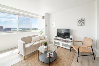 100 Montgomery St in Jersey City, NJ - Building Photo - Building Photo