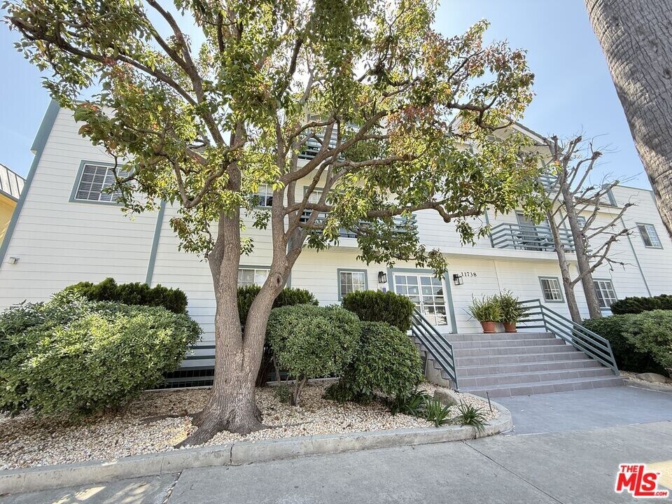11738 Mayfield Ave in Los Angeles, CA - Building Photo