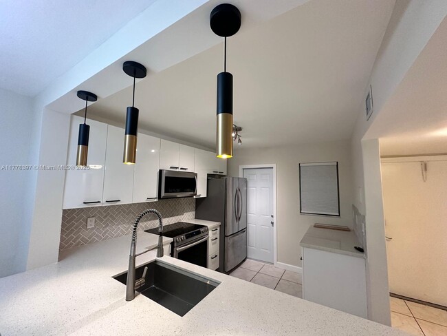 1550 NE 191st St in Miami, FL - Building Photo - Building Photo
