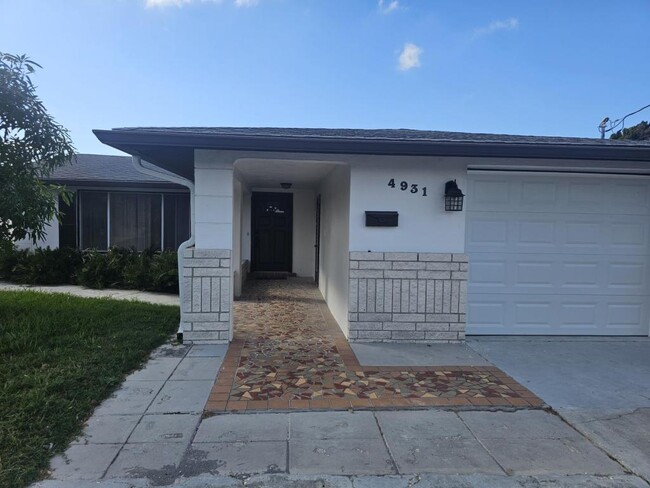 4931 Pompano Dr