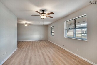 1113 Lincoln Dr in Iowa Park, TX - Building Photo - Building Photo