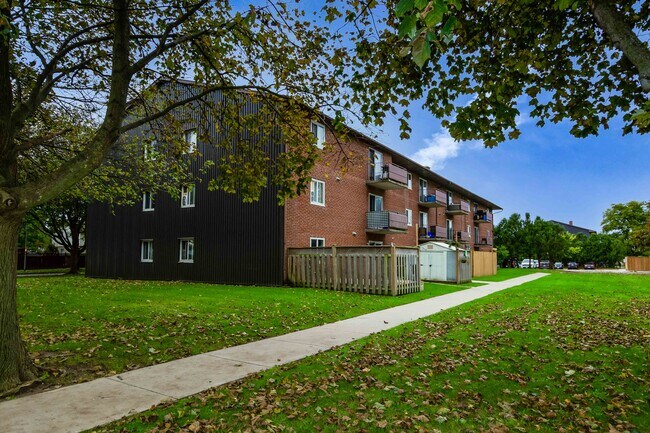 99-99 Cartier Rd in London, ON - Building Photo - Building Photo