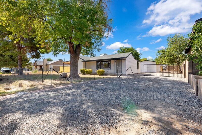 2335 W Morten Ave in Phoenix, AZ - Building Photo