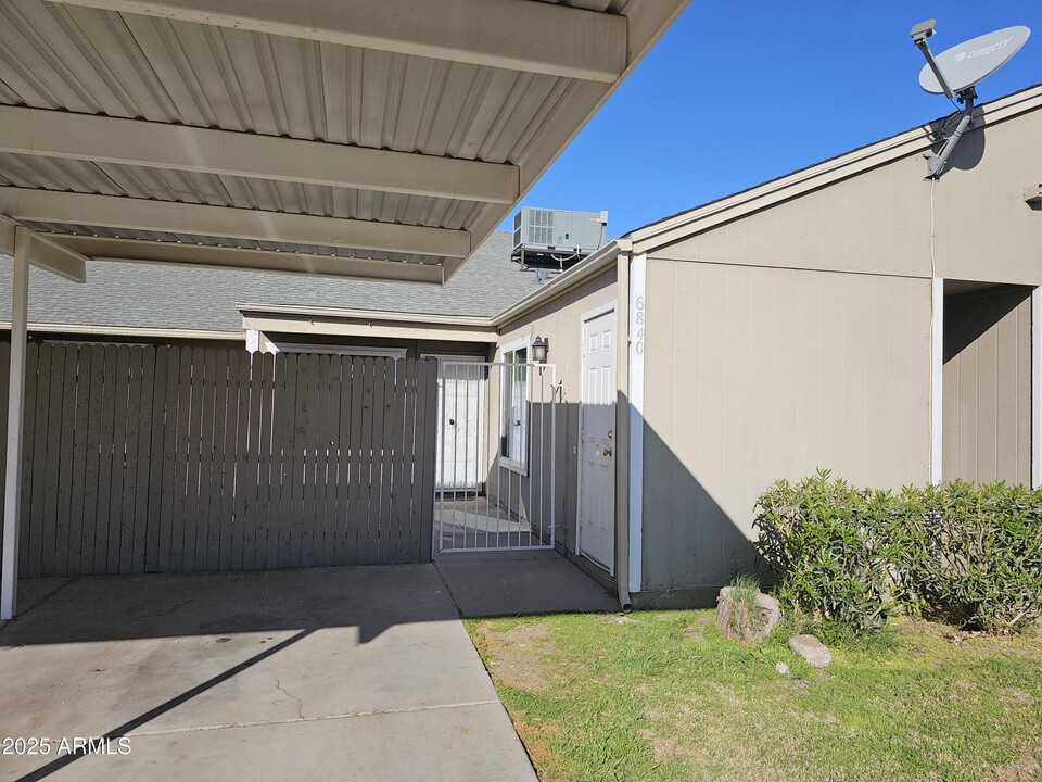 6840 S 44th Ct in Phoenix, AZ - Foto de edificio