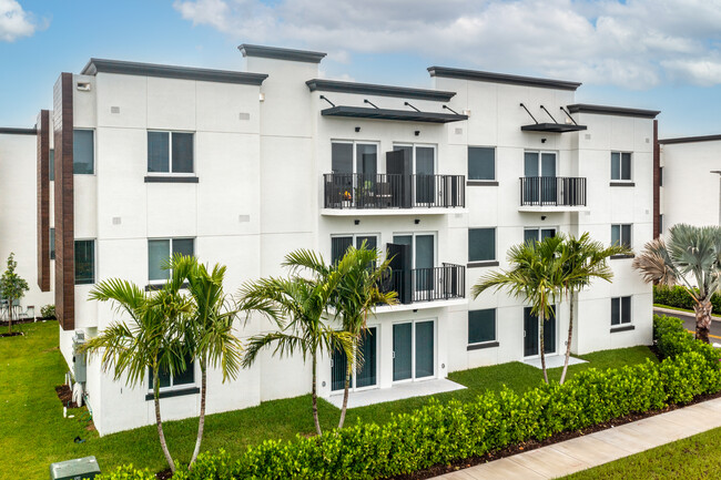 Lucida Palmetto in Miami Lakes, FL - Building Photo - Primary Photo