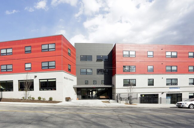 Bradley Commons in Dover, NH - Foto de edificio - Building Photo