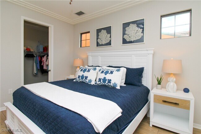 9025 Alturas St in Naples, FL - Foto de edificio - Building Photo