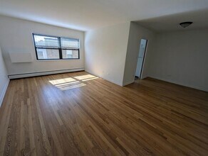 2211 W Touhy Ave in Chicago, IL - Building Photo - Building Photo