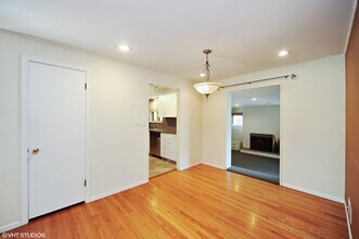 1414 Pfingsten Rd in Glenview, IL - Building Photo - Building Photo