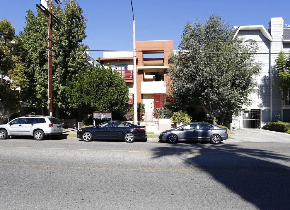 10849 Camarillo St in North Hollywood, CA - Building Photo