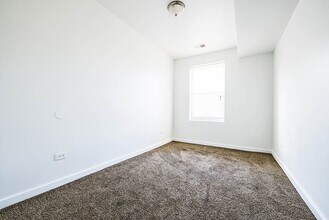 7055 S St Lawrence Ave Chicago, IL 60637 in Chicago, IL - Building Photo - Building Photo