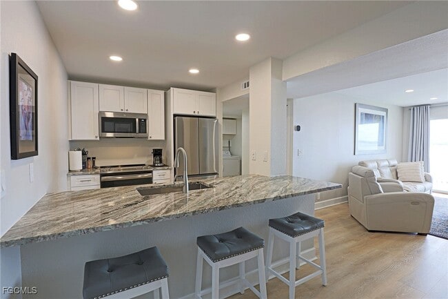 2885 Palm Beach Blvd in Ft. Myers, FL - Foto de edificio - Building Photo