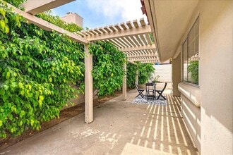 43791 Cll Las Brisas W in Palm Desert, CA - Foto de edificio - Building Photo