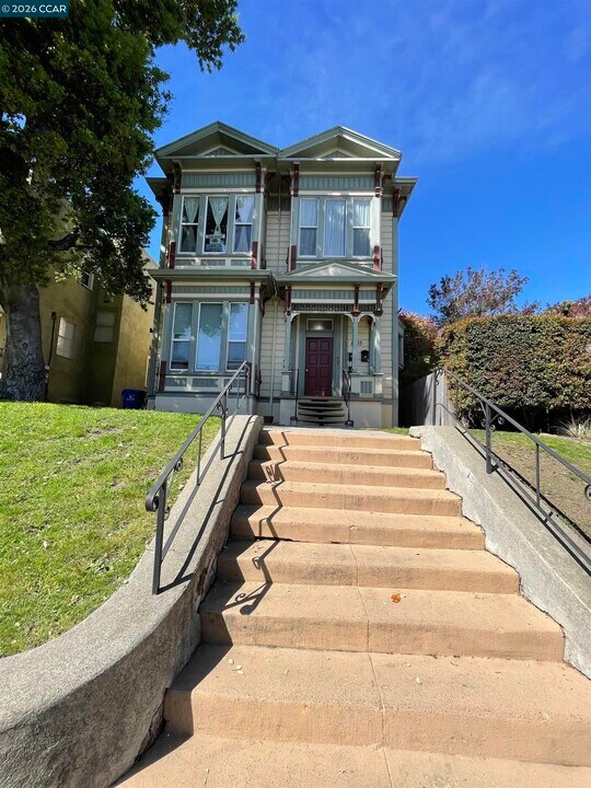 1705 Linden St in Oakland, CA - Building Photo