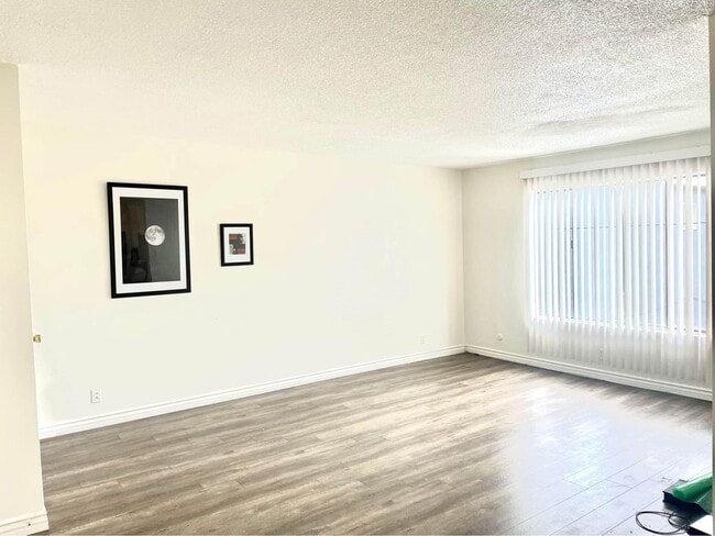 4702 W 17th St in Los Angeles, CA - Building Photo - Building Photo
