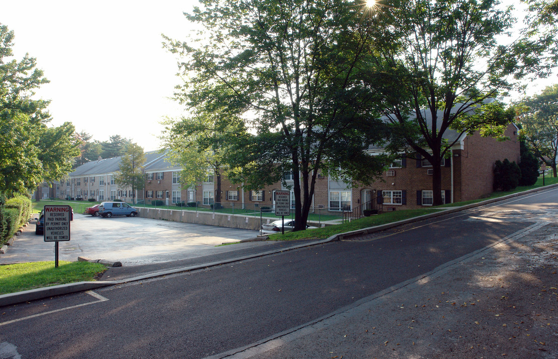 Plymouth Gardens in Conshohocken, PA - Foto de edificio