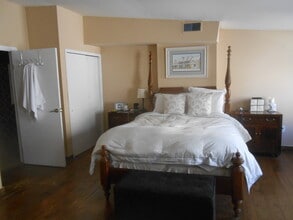 4 S Front St, Unit 4 in Philadelphia, PA - Building Photo - Building Photo