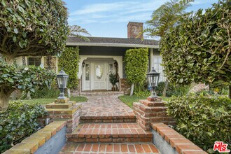 3690 Crownridge Dr in Los Angeles, CA - Building Photo - Building Photo