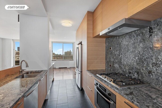 170 E 87th St in New York, NY - Building Photo - Building Photo