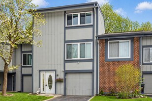 493 Shadow Lake Bay in Roselle, IL - Building Photo