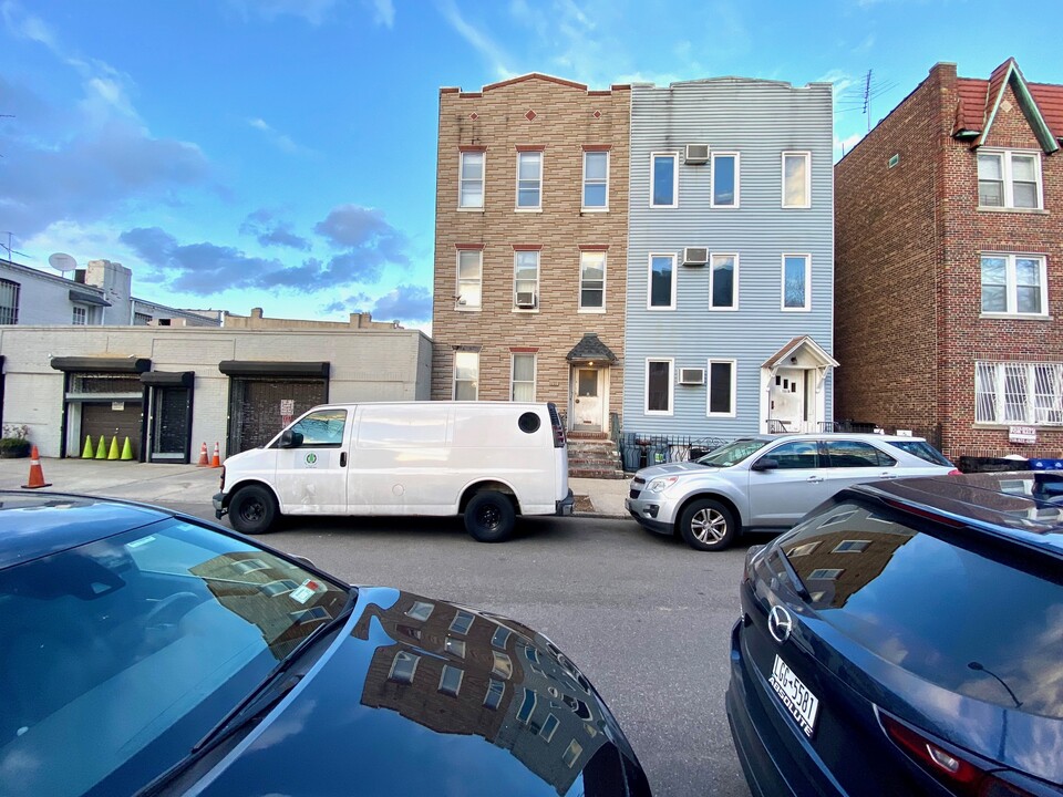 7313 71st St in Glendale, NY - Building Photo