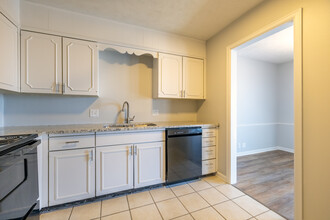 Colonial Plaza Apartments in Council Bluffs, IA - Building Photo - Interior Photo