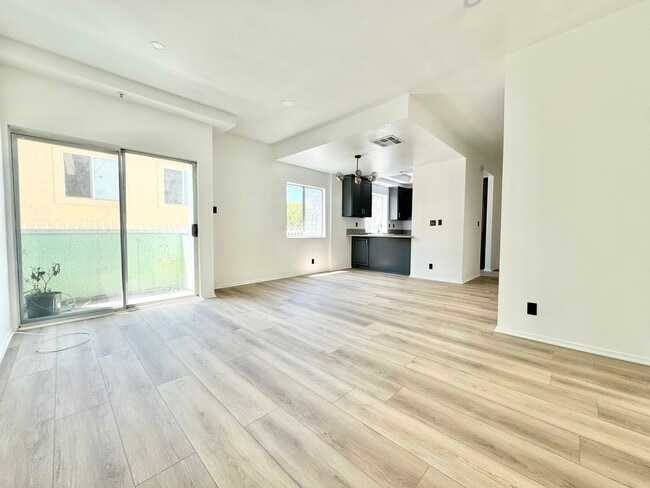 2109 Crenshaw Blvd in Los Angeles, CA - Building Photo - Building Photo