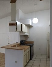 917 NE 199th St in Miami, FL - Building Photo - Building Photo
